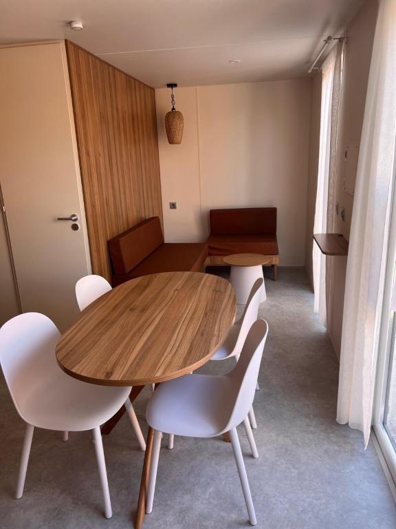 una sala da pranzo con tavolo e sedie di Rent Paradise a Grimaud
