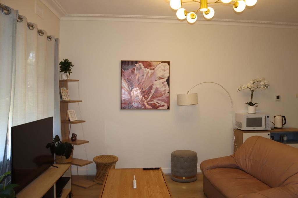 sala de estar con sofá y mesa en Humble Abode near Ringwood, en Heathmont