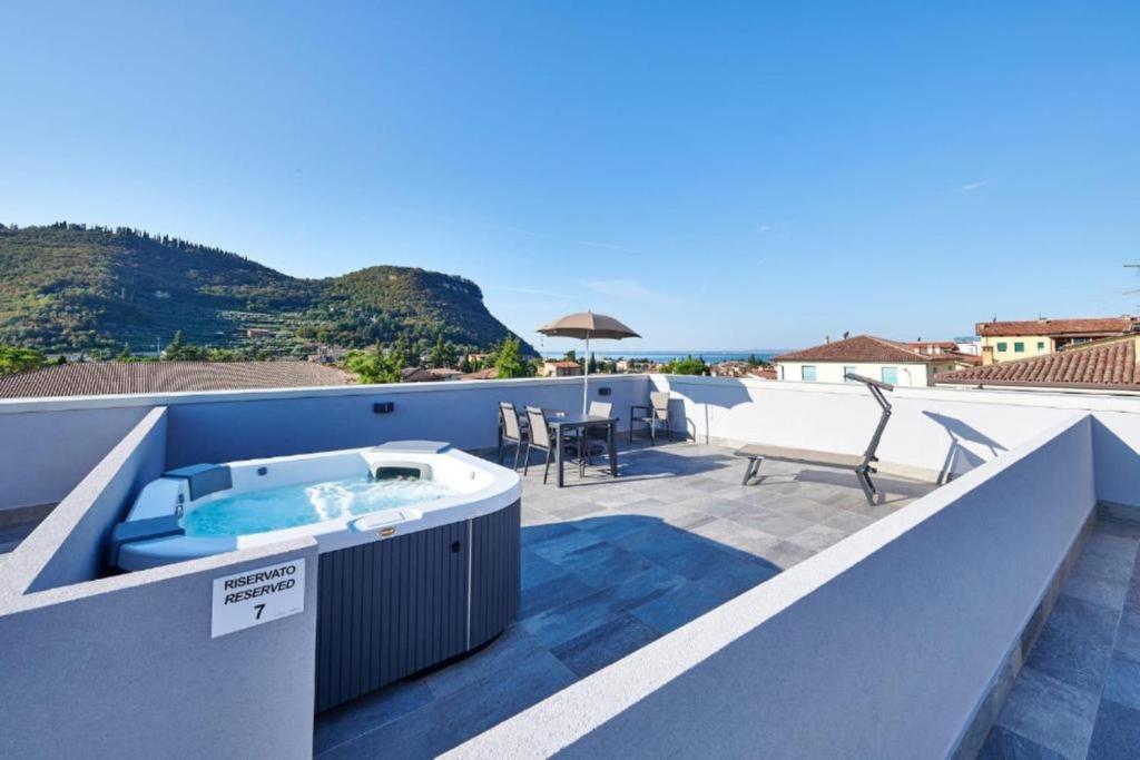 een hot tub op het dak van een huis bij Panoramic Apartment Rudi in Garda