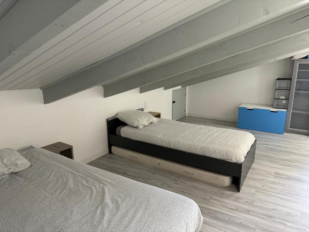 1 dormitorio con 2 camas en una habitación en Lou Castel en Pomérols