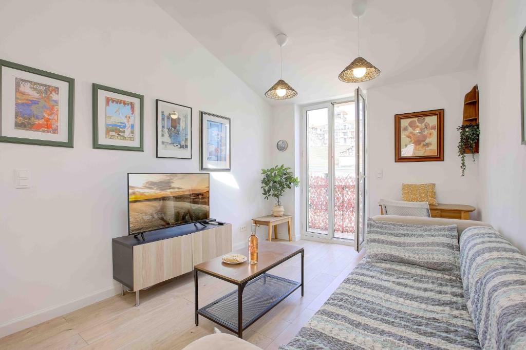 un salon avec un canapé et une télévision à écran plat dans l'établissement Maison Bianchi - 27 Lepante, à Nice