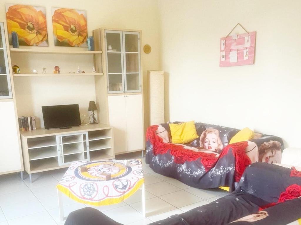ein Wohnzimmer mit zwei Personen, die auf einer Couch liegen in der Unterkunft Villino Giusti in Cinquale