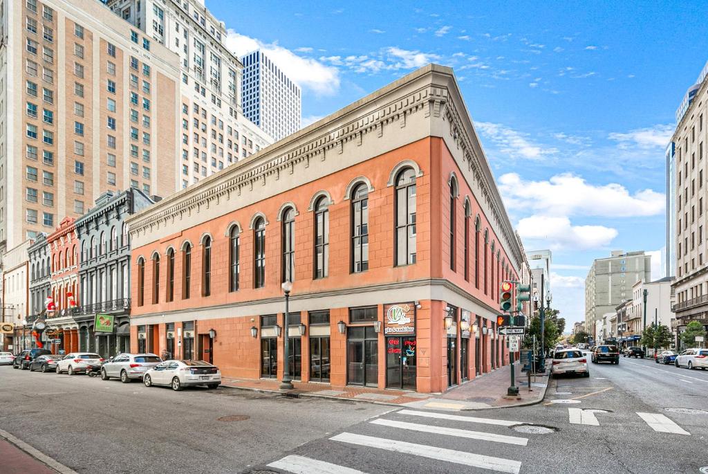 un gran edificio de ladrillo en una calle de la ciudad con coches en Chuck's Place, en Nueva Orleans