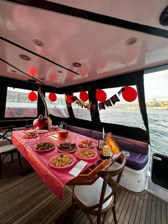 una mesa con platos de comida en un barco en ESESYATTURİZM, en Estambul