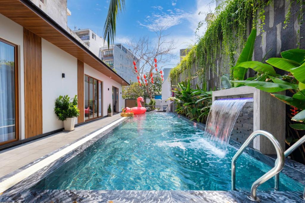 una piscina cubierta con cascada y tobogán de agua en Villa Không Lầu 5 Phòng Ngủ - Phan Chu Trinh, en Vung Tau