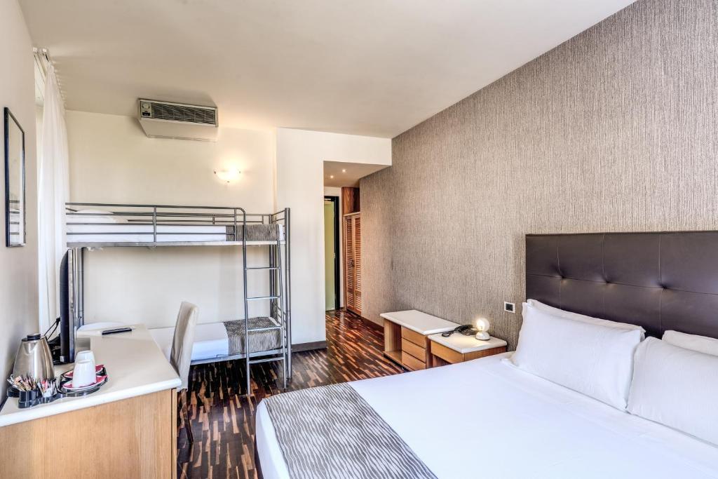 Albergo Firenze - Family Room (2 Adults + 2 Children)