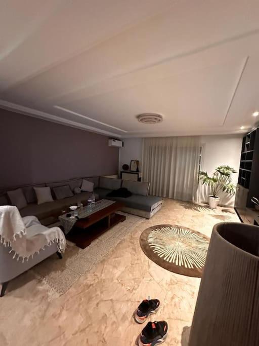sala de estar con sofá y mesa en luxueux S2 avec piscine en La Soukra