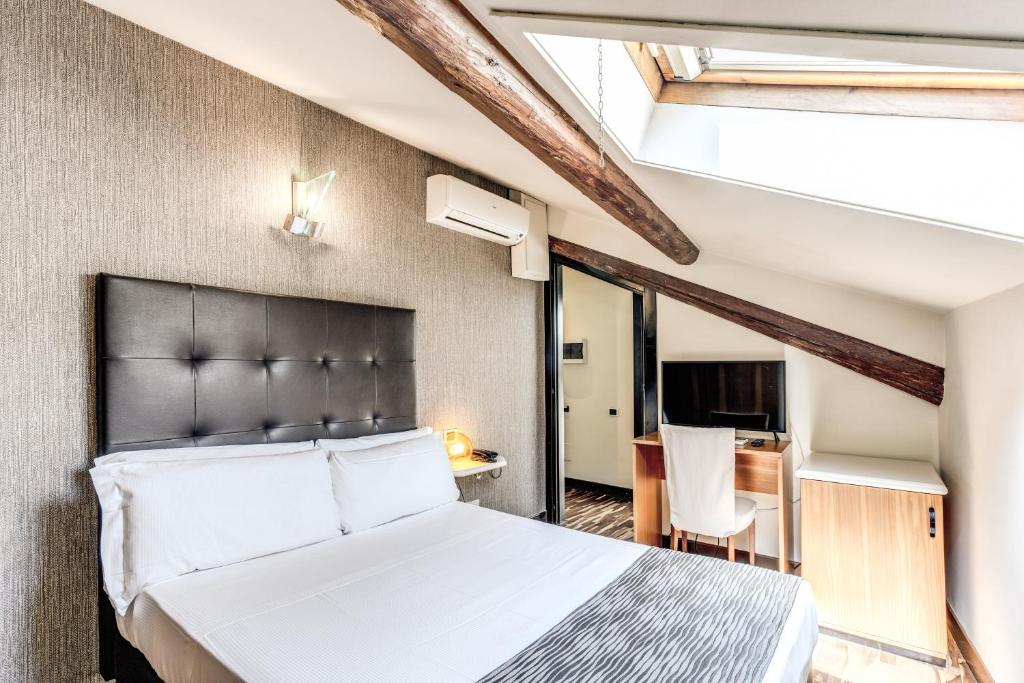 Postel nebo postele na pokoji v ubytování Albergo Firenze