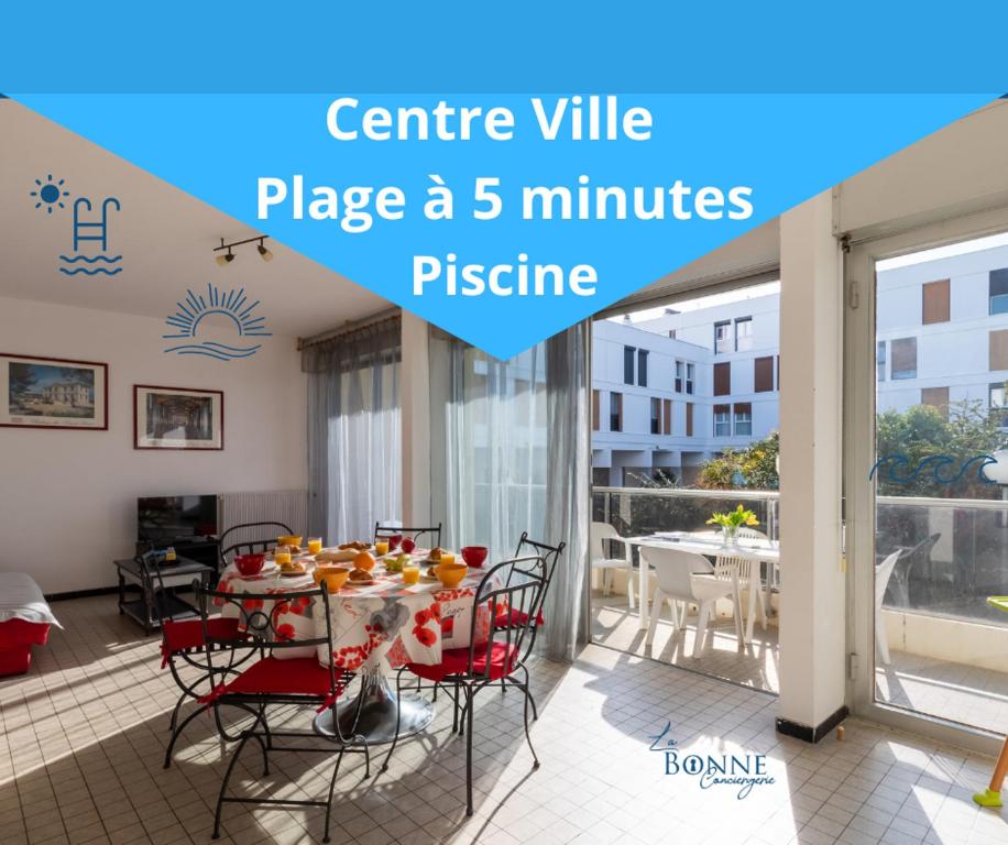 een kamer met een tafel en stoelen en een balkon bij Le Chéops * Piscine * Plage à 5 minutes * 3 chambres in La Grande-Motte