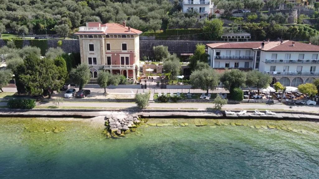 una vista aérea de un complejo con una gran masa de agua en Villa Torre - Atmosfera Romantica, en Brenzone sul Garda