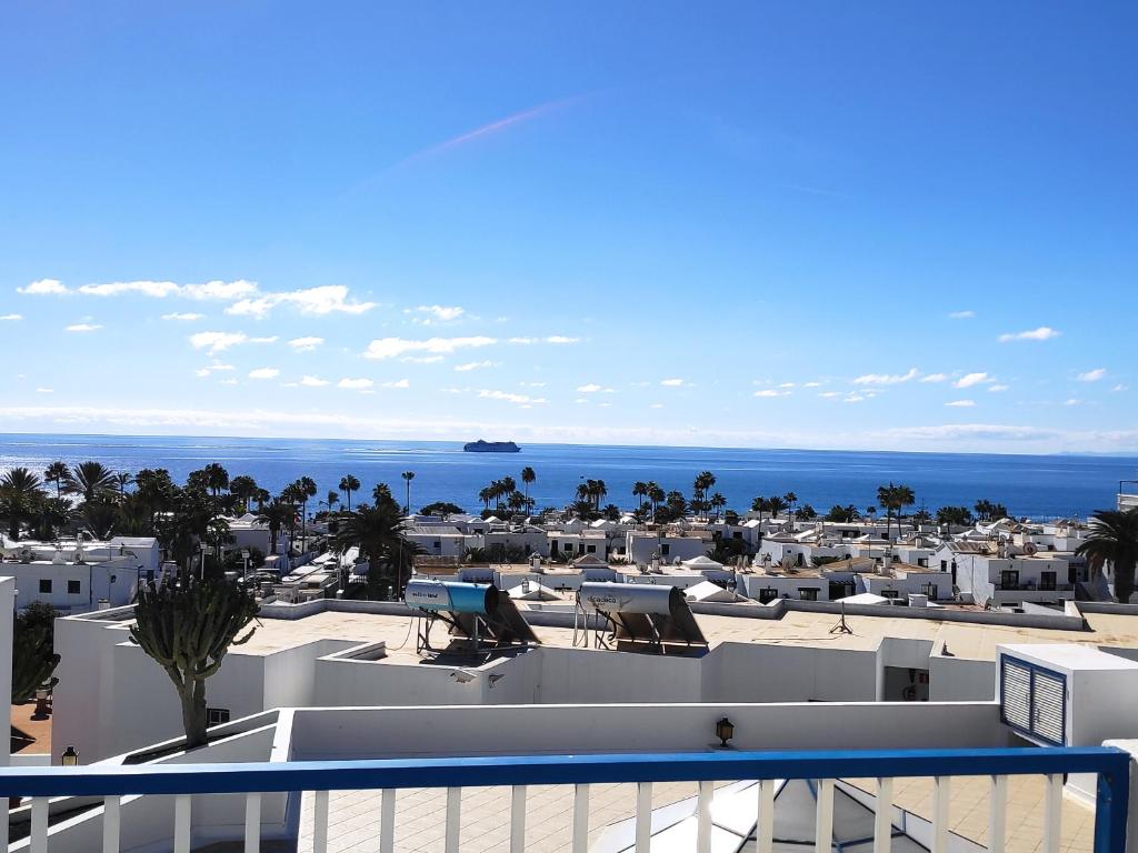 uma vista para o oceano a partir da varanda de um resort em Casa Vistamar em Puerto del Carmen