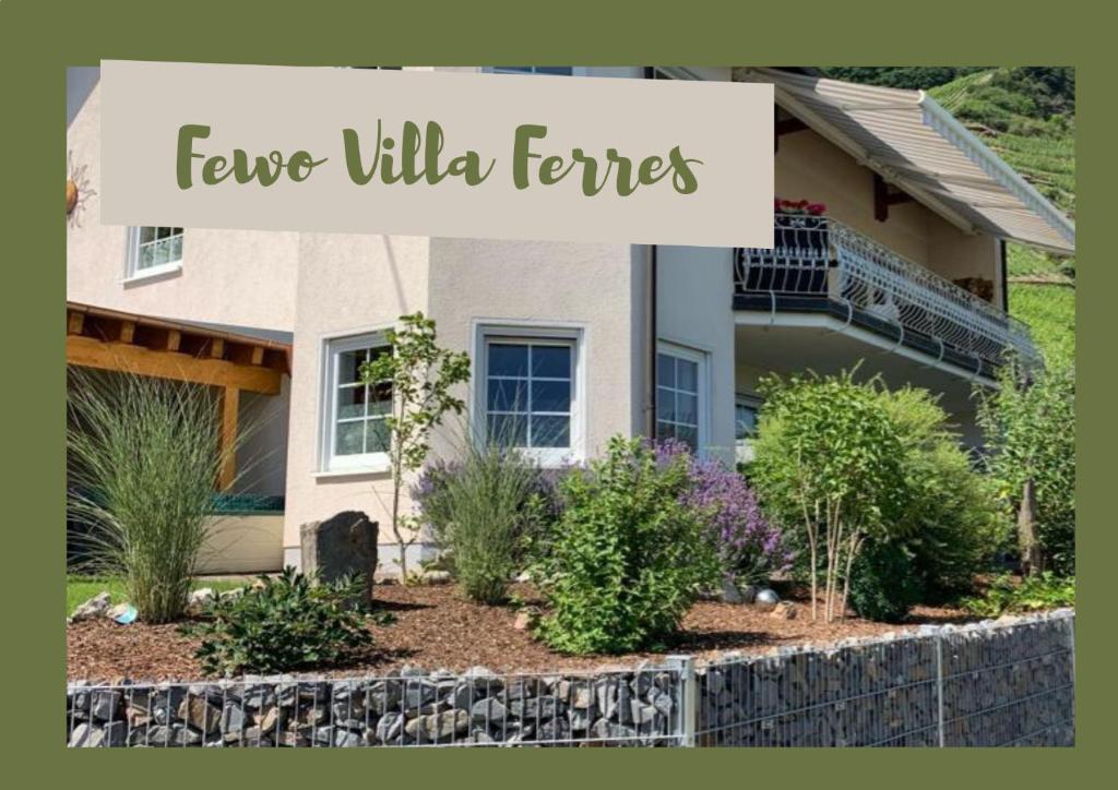 Κήπος έξω από το Villa Ferres