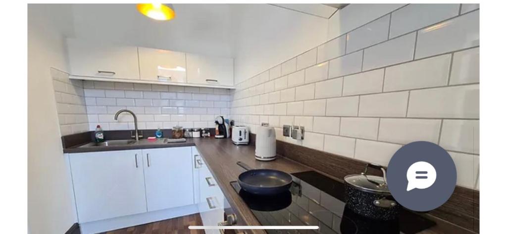 cocina con fregadero y encimera en Cube Apartments, en Lytham St Annes