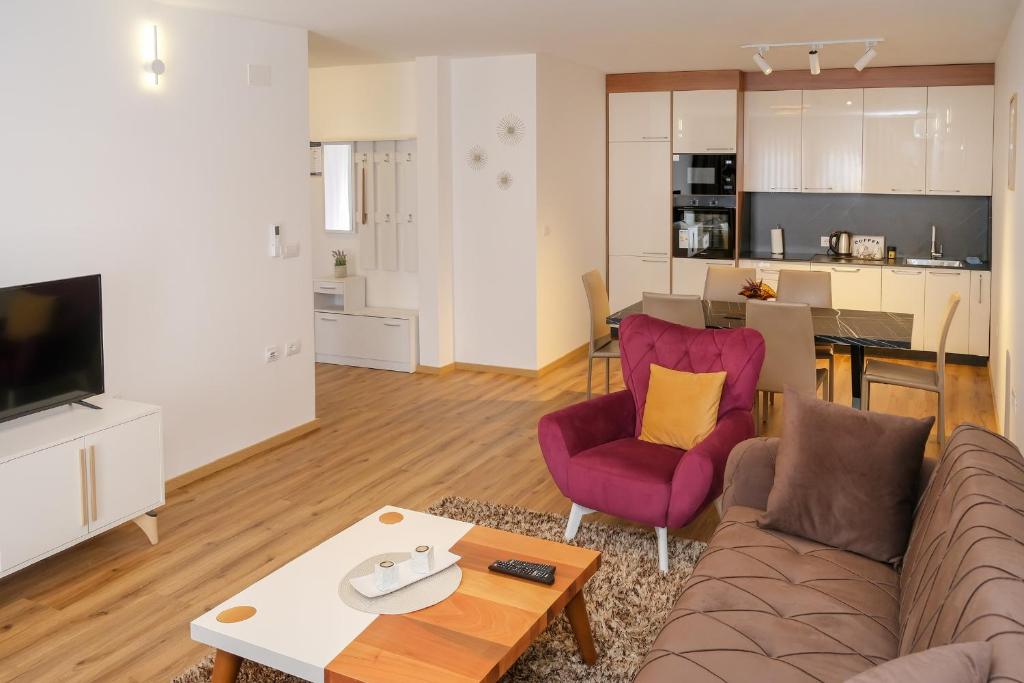 ein Wohnzimmer mit einem Sofa und einem Tisch in der Unterkunft Nest Apartments in Gjakove