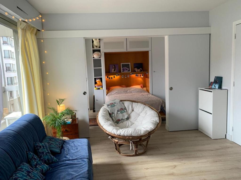 uma sala de estar com uma cama e um sofá em APPARTEMENT + Parking 45m2 TOUR EIFFEL em Paris