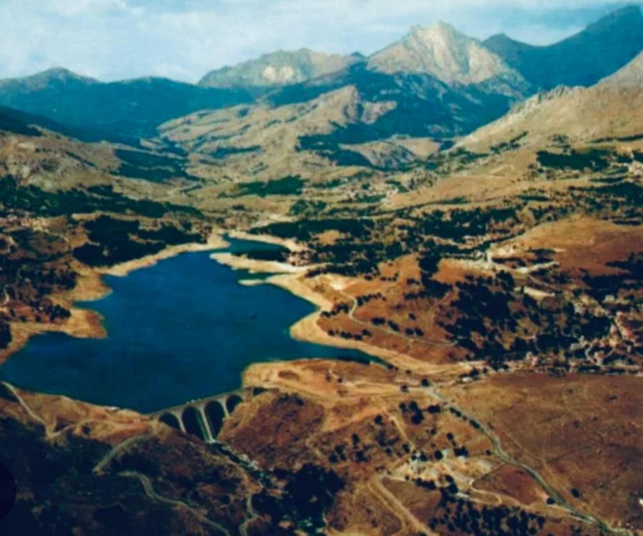 - une vue aérienne sur une chaîne de montagnes avec un lac dans l'établissement À casetta, à Albertacce