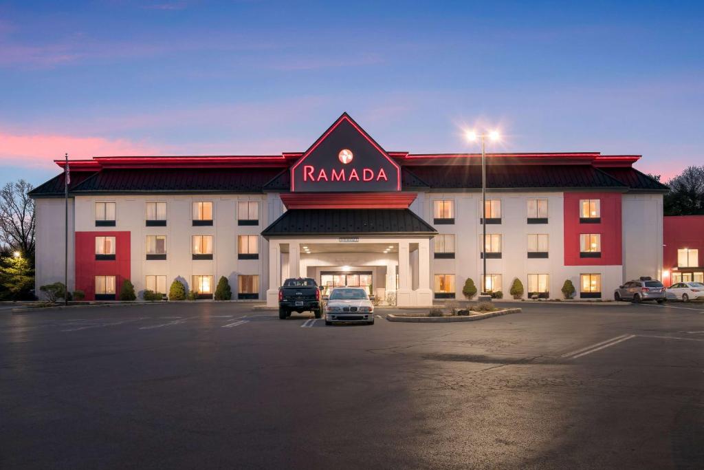 hotel z parkingiem przed nim w obiekcie Ramada by Wyndham Harrisburg/Hershey Area w mieście Harrisburg