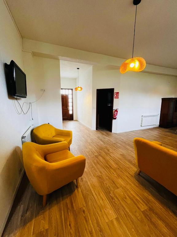 TV a/nebo společenská místnost v ubytování Casa Grande do Costureiro-Para Grupos en Portomarín con Terraza y Vistas
