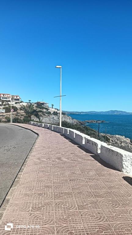 a sidewalk next to a road next to the ocean at Chalet entre playas in Oropesa del Mar