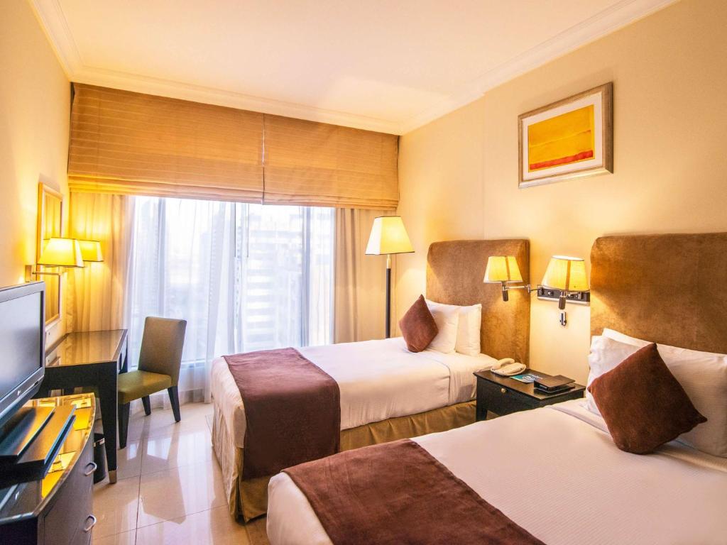 Postel nebo postele na pokoji v ubytování Mercure Dubai Barsha Heights Hotel Suites And Apartments