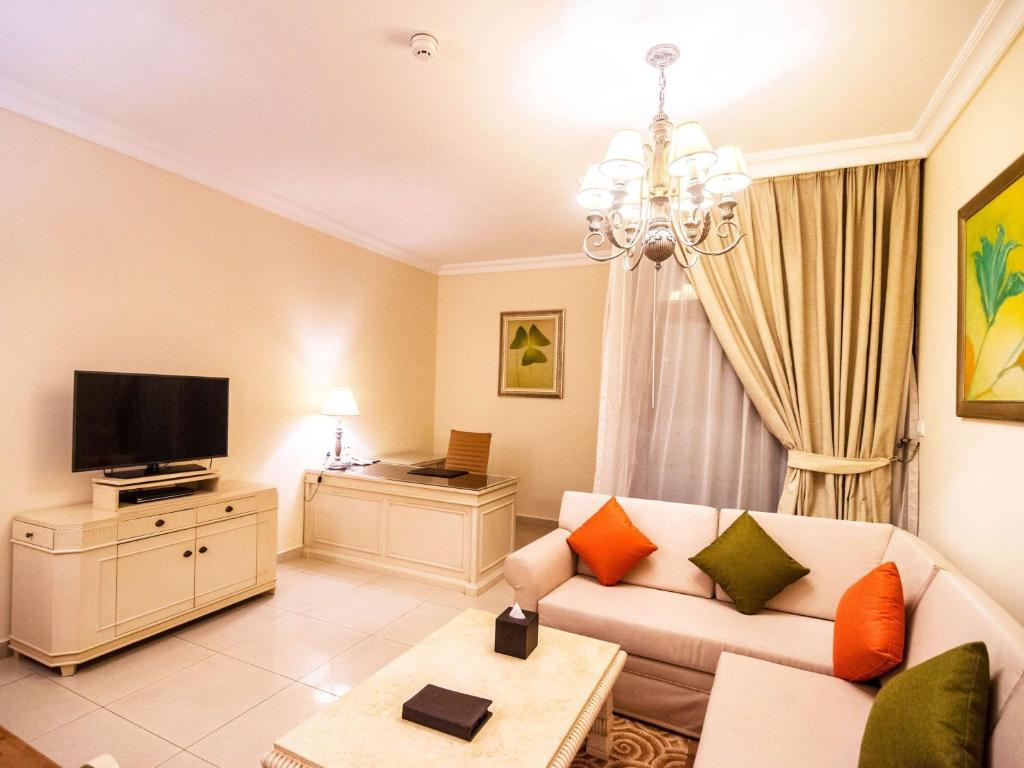 TV a/nebo společenská místnost v ubytování Mercure Dubai Barsha Heights Hotel Suites And Apartments