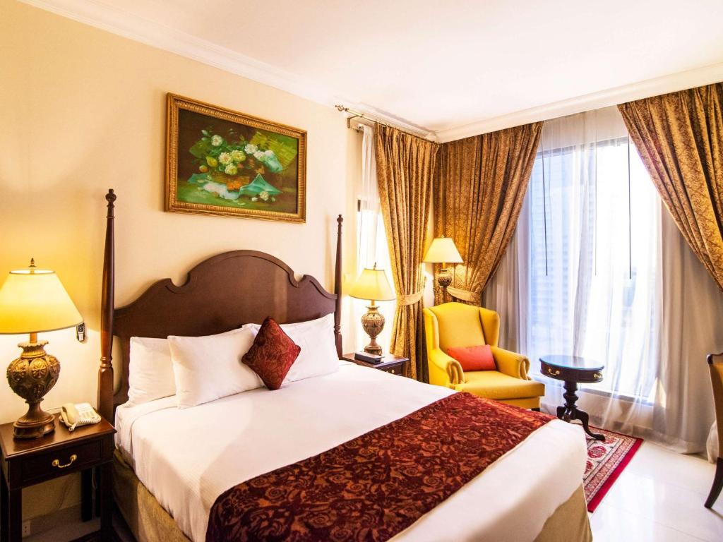 Postel nebo postele na pokoji v ubytování Mercure Dubai Barsha Heights Hotel Suites And Apartments