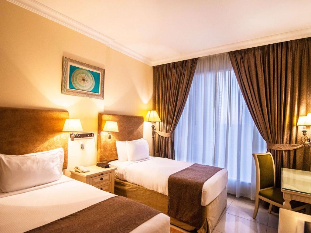 Postel nebo postele na pokoji v ubytování Mercure Dubai Barsha Heights Hotel Suites And Apartments
