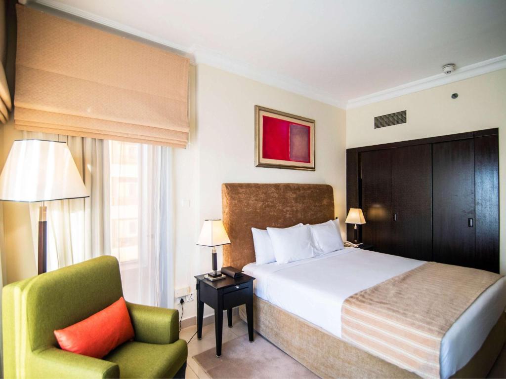 Postel nebo postele na pokoji v ubytování Mercure Dubai Barsha Heights Hotel Suites And Apartments