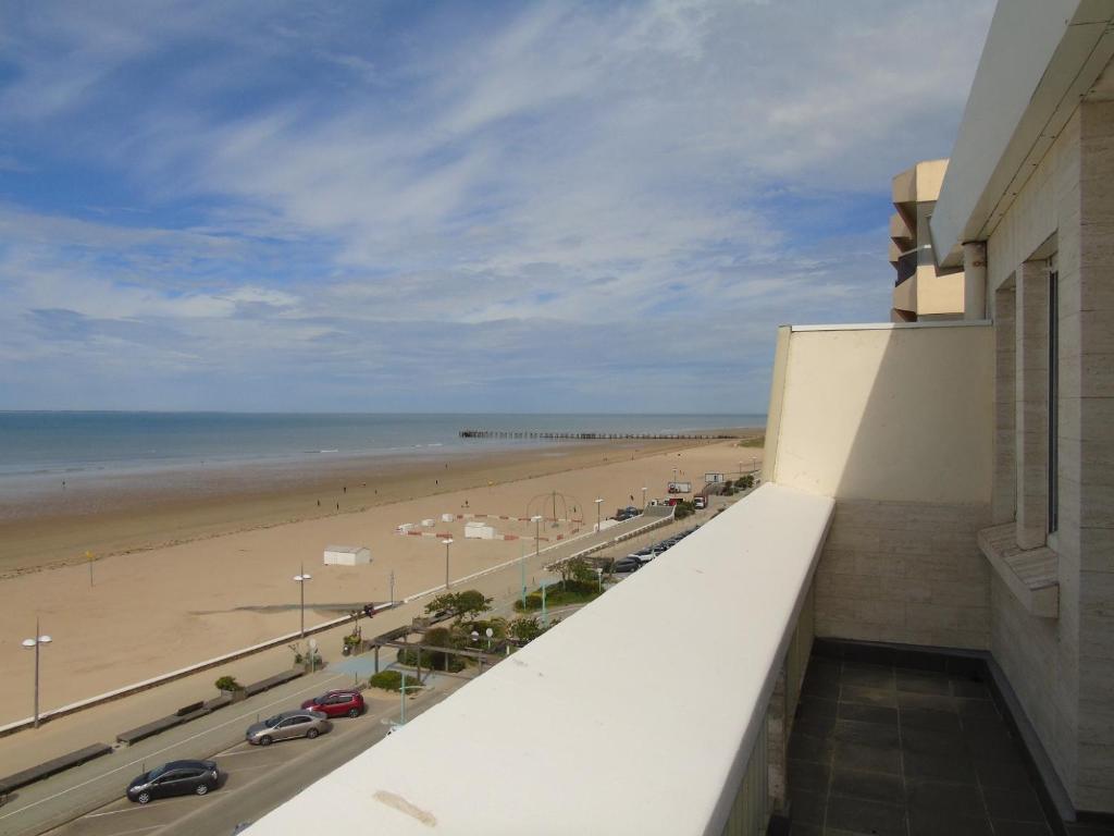 une vue sur la plage depuis le balcon d'un immeuble dans l'établissement Le Grand Cap, à Saint-Jean-de-Monts