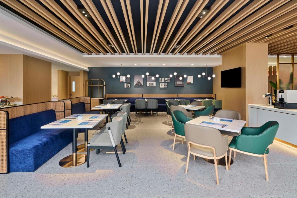 TV a/nebo společenská místnost v ubytování Hilton Garden Inn Zhuhai Jinan University