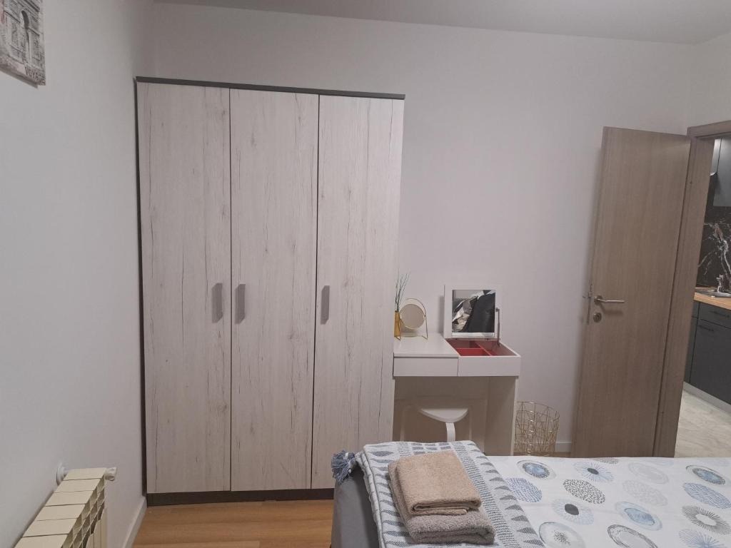 Un dormitorio con un gran armario de madera y una cama en Apartman Pariz, en Slavonski Brod