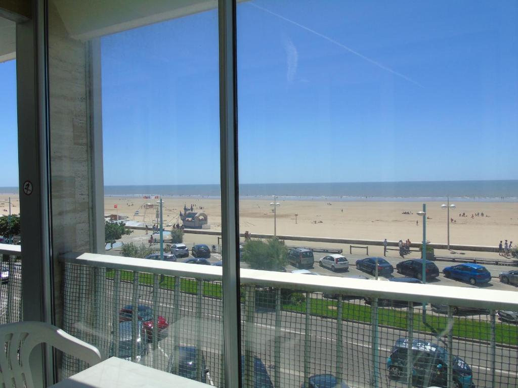 Cette chambre avec fenêtre offre une vue sur la plage. dans l'établissement Le Grand Cap Jaune, à Saint-Jean-de-Monts