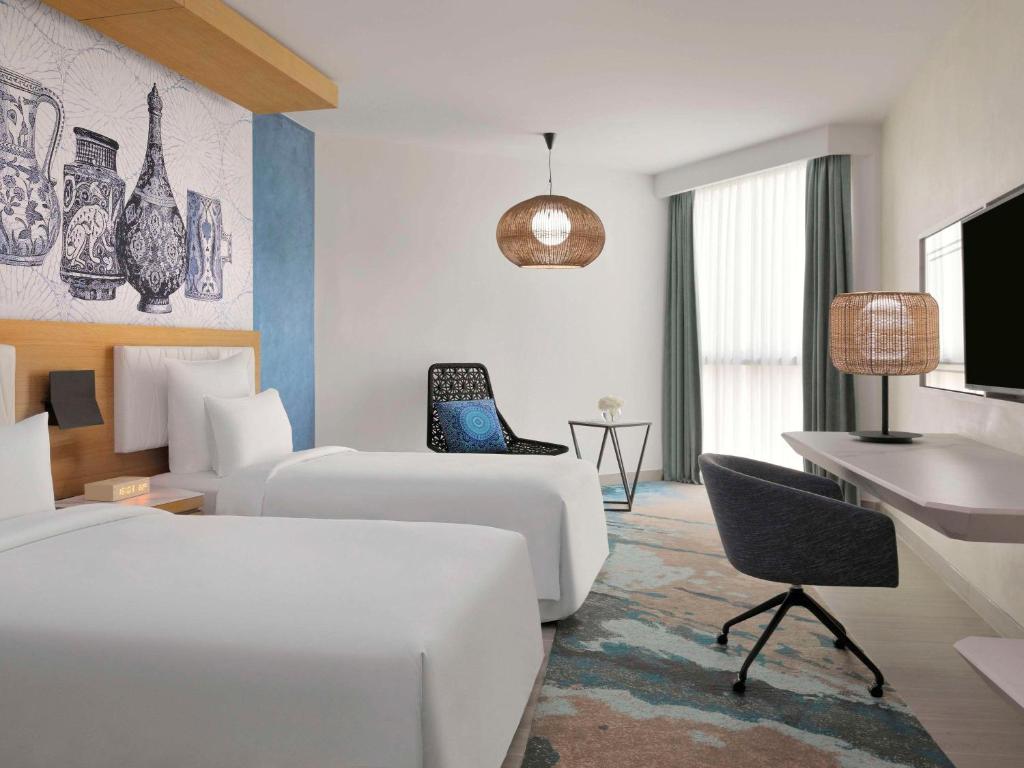 TV a/nebo společenská místnost v ubytování Mövenpick Hotel & Apartments Ghala Muscat