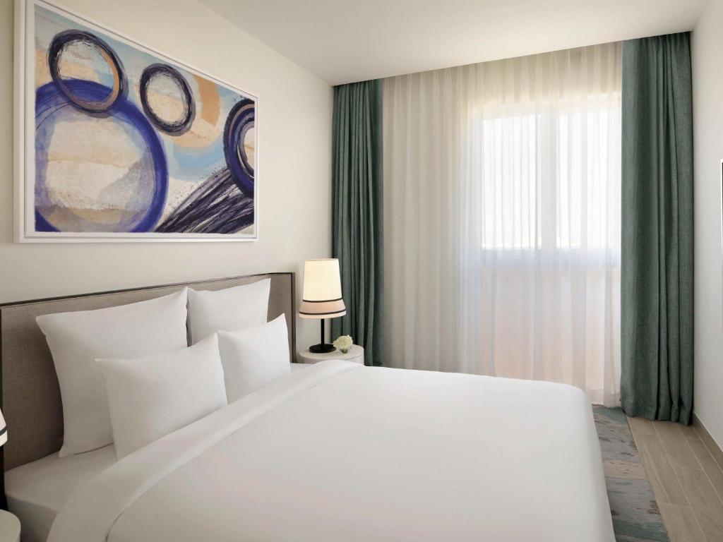 Postel nebo postele na pokoji v ubytování Mövenpick Hotel & Apartments Ghala Muscat