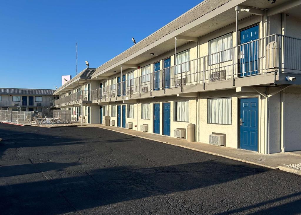 un aparcamiento vacío frente a un edificio en Motel 6 Fort Worth, TX East, en Fort Worth