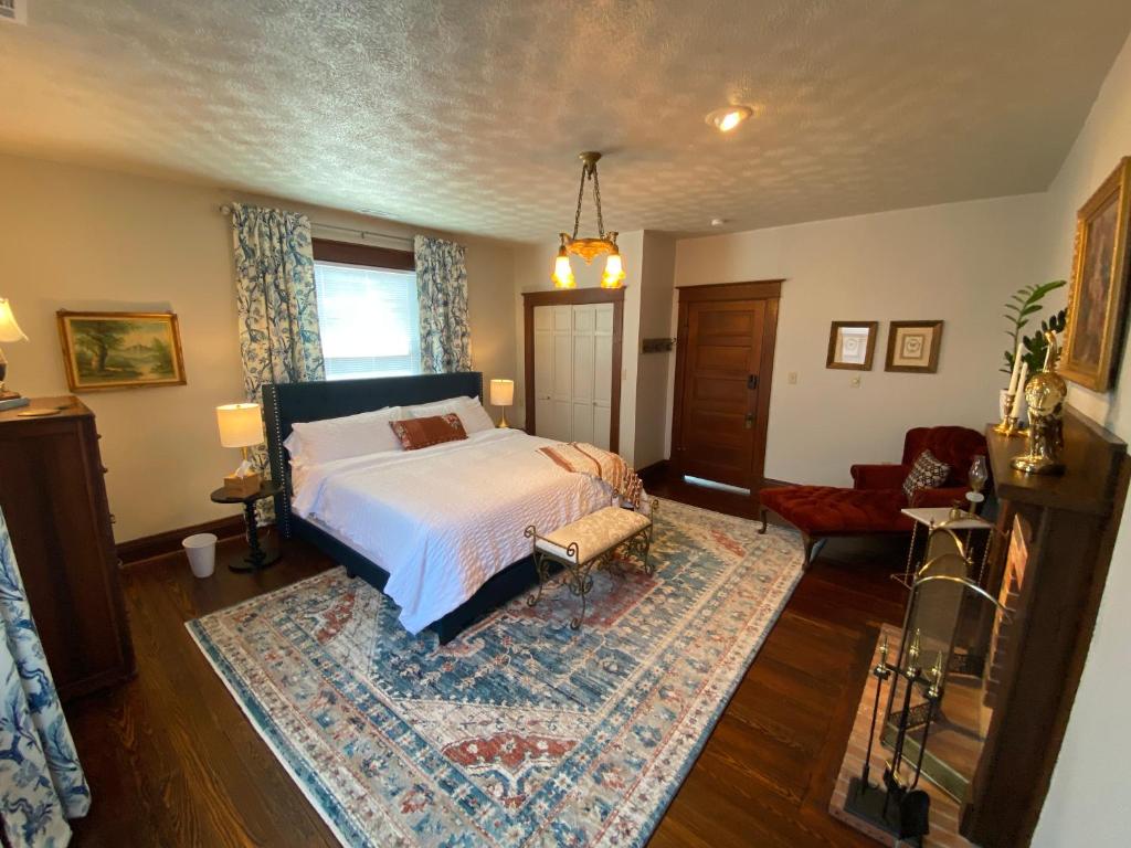 een slaapkamer met een bed en een tapijt bij Firefly Hills in Beattyville