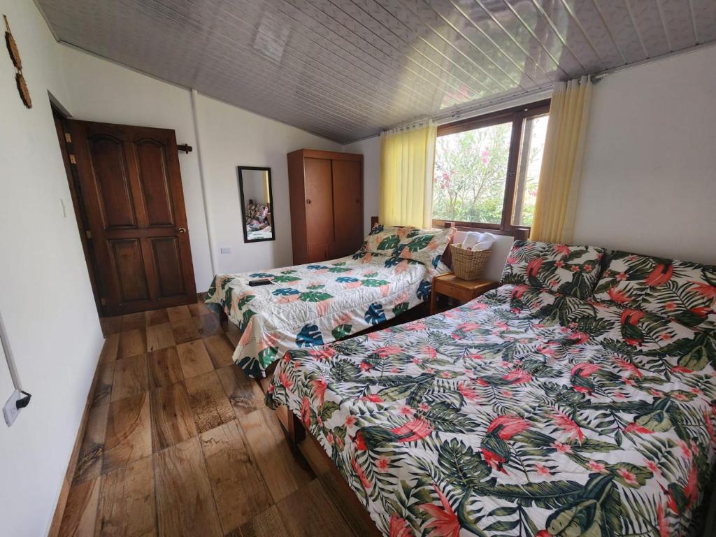 1 dormitorio con 2 camas y ventana en Apartamento Santa Barbara, en Sáchica