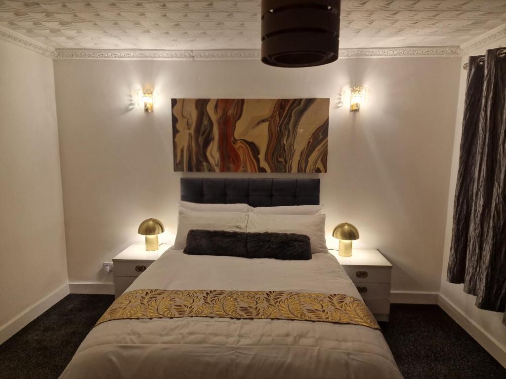 A bed or beds in a room at Steyn Guest Lodge