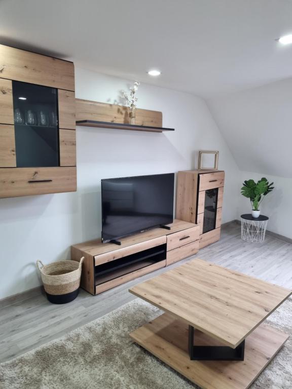 - un salon avec une grande télévision et une table dans l'établissement Bel appt centre ville /gare, à Belfort