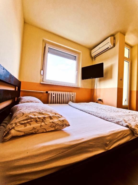 Postel nebo postele na pokoji v ubytování Nirvana SPA Center