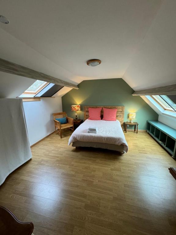 LimerayにあるDomaine de La Clef des Champsのベッドルーム1室(赤い枕2つ付きのベッド1台付)