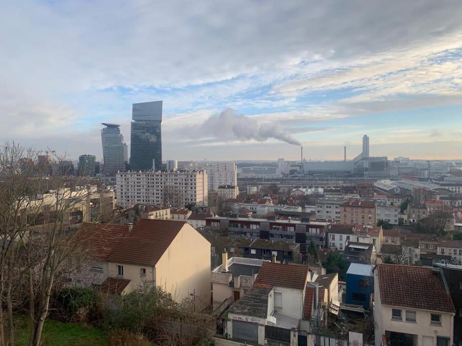 Blick auf eine Stadt mit Gebäuden im Hintergrund in der Unterkunft Grand Appartement Proche Paris Idéal Paris 2024 in Ivry-sur-Seine