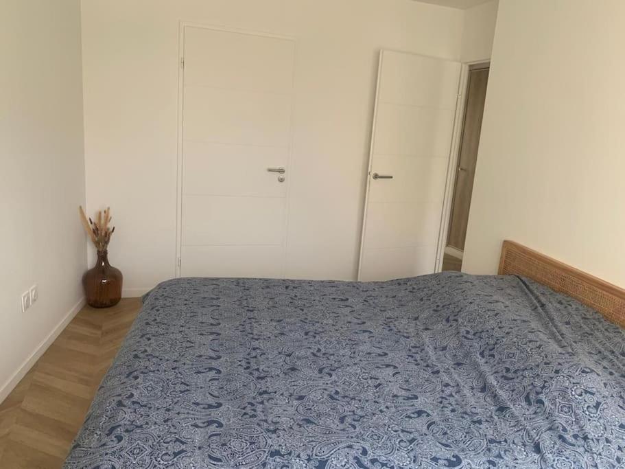 Ein Bett oder Betten in einem Zimmer der Unterkunft Grand Appartement Proche Paris Id&eacute;al Paris 2024