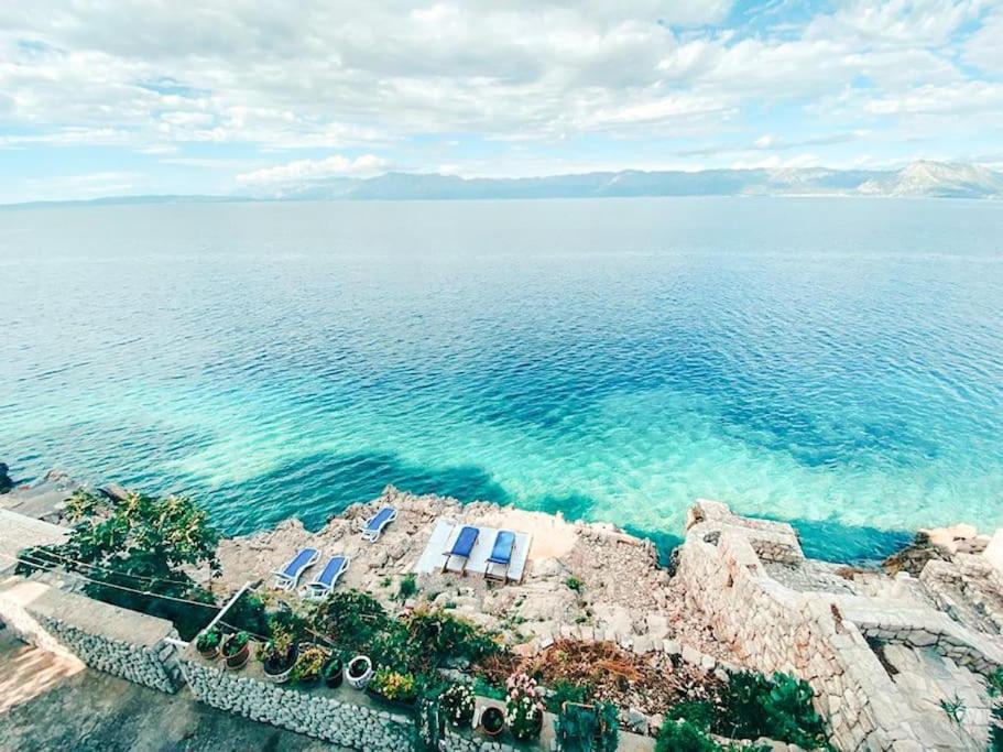 una vista aerea dell'acqua nell'oceano di Seafront Vacation home "Tea" a Trpanj (Trappano)