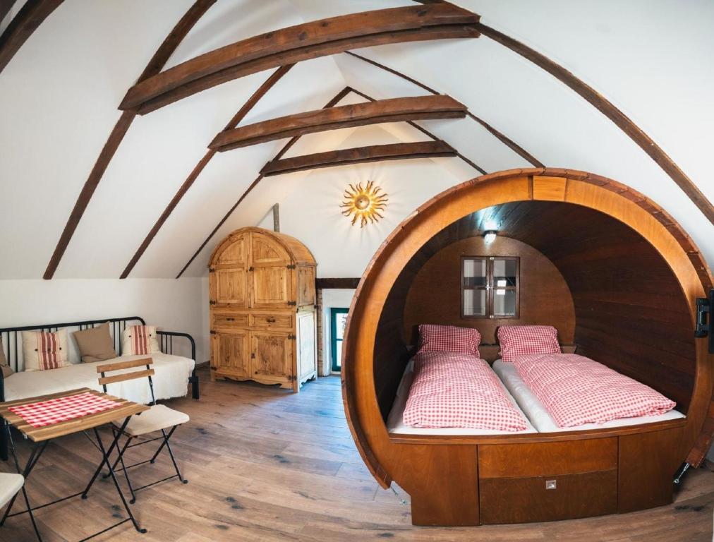 1 dormitorio con 1 cama grande de madera en una habitación en Gästezimmer für 4 Personen ca 30 qm in Grub an der March, Niederösterreich Weinviertel en Grub an der March