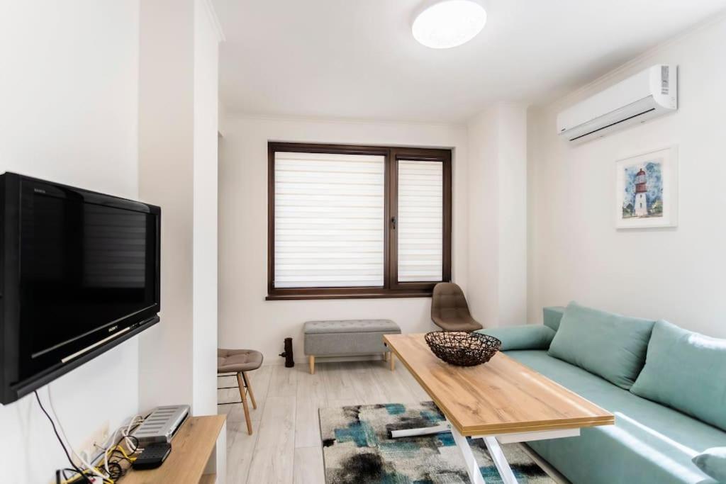 TV a/nebo společenská místnost v ubytování Summer Vibes Apartment