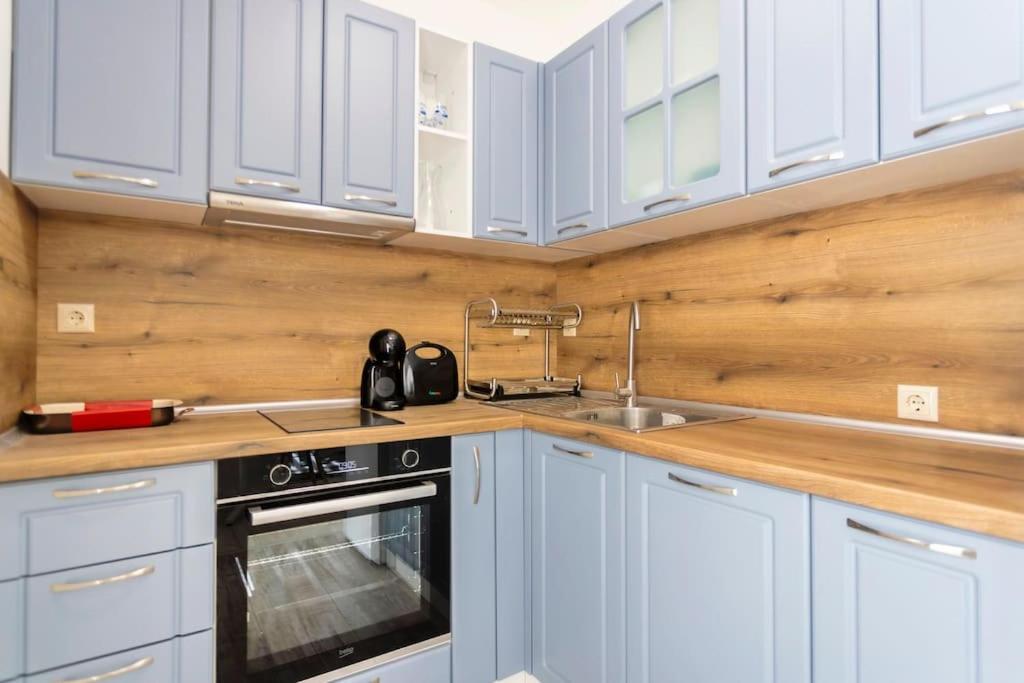 Kuchyň nebo kuchyňský kout v ubytování Summer Vibes Apartment