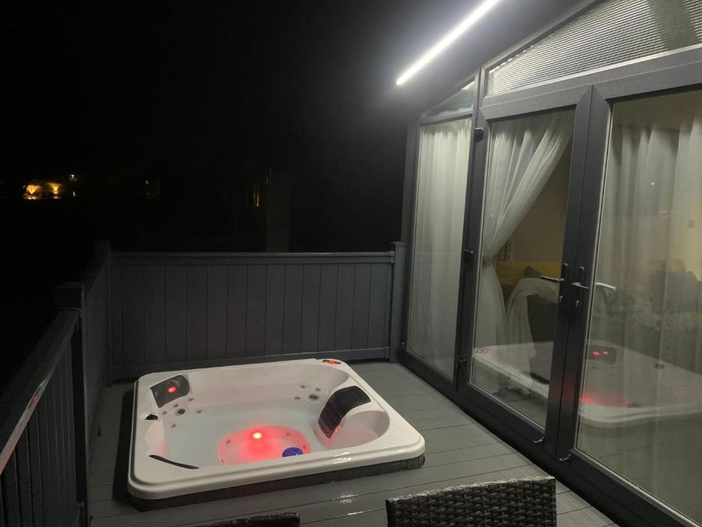 Fotografie z fotogalerie ubytování Royal Pines Lodge with Hot tub v destinaci Allerthorpe