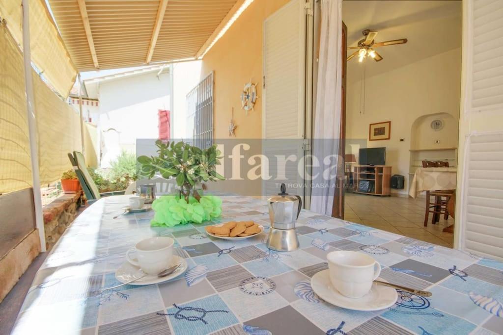 une image d'une table à manger dans une villa dans l'établissement Rosmarino, a 150 metri dal mare, à Castiglione della Pescaia