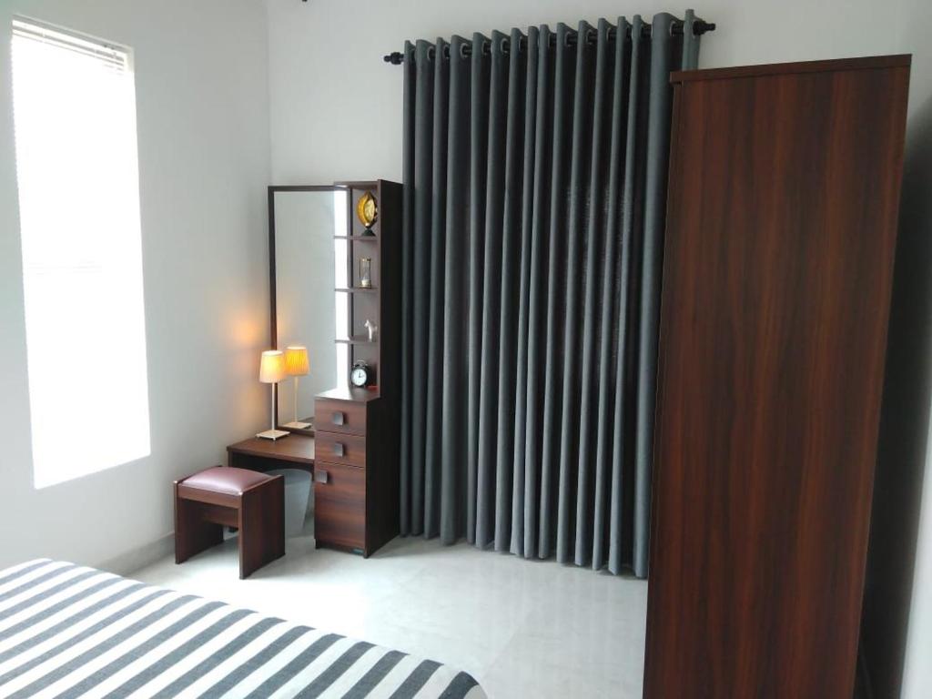 sypialnia z łóżkiem, komodą i lustrem w obiekcie Millennium Elite w mieście Opata